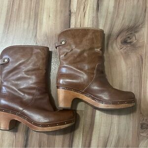 UGG Australia Lynnea women's clog boots in brown leather with a wooden heel Sz 8